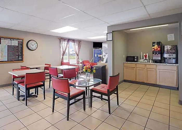 Econo Lodge Inn & Suites Escanaba North